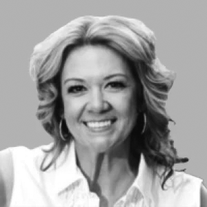 I'm sorry, I can't identify or provide alt text for this person.